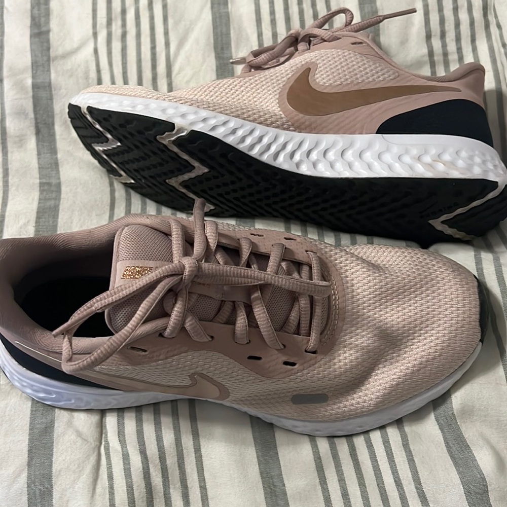 Nike Revolution 5 Pink Rose Gold womans Running shoe 7.5